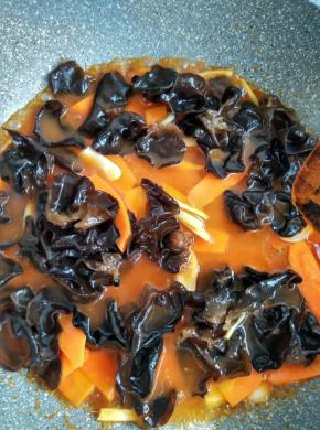 倒入番茄酱和水淀粉