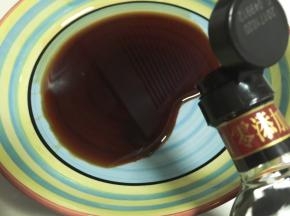 盘子里倒入酱油