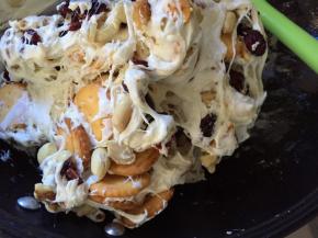 倒入干果饼干，快速搅拌均匀