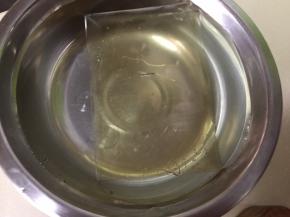 做慕斯液，将吉利丁片放入冷水中泡软