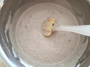 将淡奶油和纯牛奶混合均匀