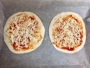 撒上一层马苏里拉奶酪丝