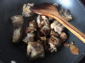 翻拌均匀后加入少许开水翻拌