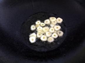 锅内放油烧热，放入蒜片爆香