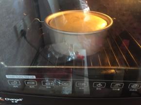 放入预热好的烤箱120度中层，上下火50分钟，