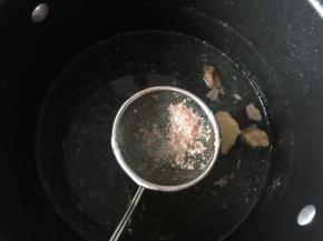 利用刚才焯羊排的汤烧羊排，滤去杂质