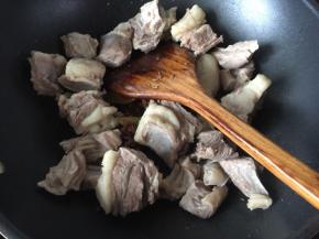 然后放入羊排骨翻炒