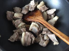 然后放入羊排骨翻炒