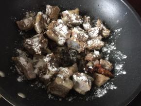 表面上均匀撒上面粉