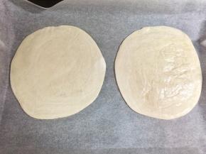 烤盘上铺烘焙纸，把飞饼皮拿出冰箱，放在烘焙纸上，无需提前解冻。烤箱可以开始预热，200度。