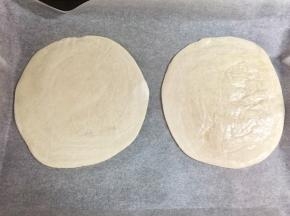 烤盘上铺烘焙纸，把飞饼皮拿出冰箱，放在烘焙纸上，无需提前解冻。烤箱可以开始预热，200度。
