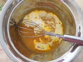 蛋黄先加入10克白砂糖搅拌均匀，再加入玉米油和纯牛奶搅拌均匀