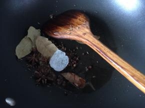 锅里热油后放入所有的香料和冰糖炒香