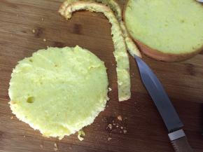 切出两片，切掉边缘