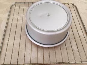 出炉震几下，震出热水，倒扣烤网，冷却以后脱模