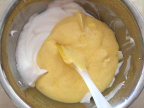 再倒回蛋白盆中，搅拌均匀