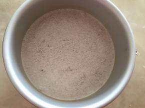 倒入慕斯液，放入冰箱冷藏10分钟，