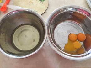 将蛋清和蛋黄分离，蛋白盆中应无油无水