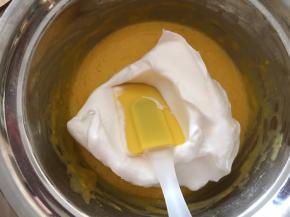 将一半蛋白倒入蛋黄搅拌均匀，从下往上搅拌，不要画圈搅拌