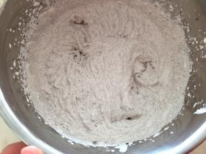 淡奶油打发至5分发，加入奥利奥碎，继续打几下打均匀就可以了