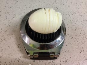 鸡蛋放凉后，去壳，用切蛋器切成片，用刀切亦可。
