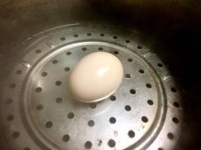 把鸡蛋煮熟。