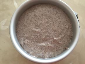 再放入一片蛋糕胚，倒入慕斯液，放冰箱冷藏4小时以上