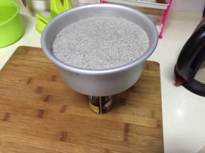 膜具下面放一个杯子或其它细状的饮料瓶，用吹风吹一分钟，将膜具向下脱模，