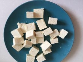 大豆腐切小块
