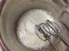 蛋白滴入柠檬汁，低速打发至粗泡状态，加入三分之一白砂糖