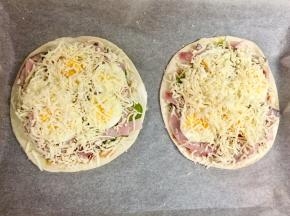 最后铺上一层厚一些的马苏里拉奶酪丝。