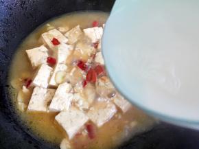 汤汁浓稠后倒入水淀粉勾薄芡