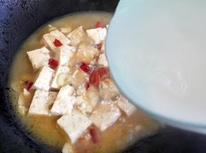 汤汁浓稠后倒入水淀粉勾薄芡