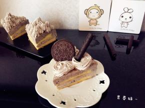 切块，装饰一下，将淡奶油加入奥利奥碎打发成硬性状态，装入裱花袋挤在蛋糕上