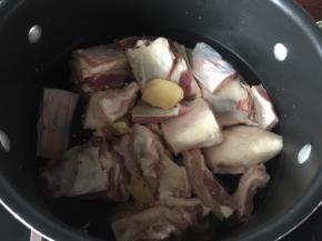 然后放入煮开水的锅里，加入姜片一起焯熟