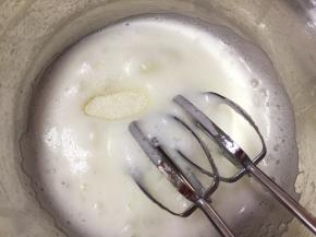 然后中速打发至粗泡消失，加入三分之一白砂糖