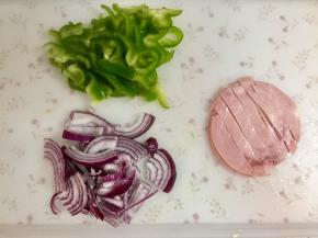 青椒、洋葱洗净，切丝，火腿片切成条，用火腿肠切成片亦可。