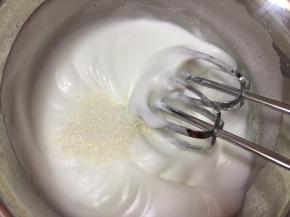 高速打发至有纹路状态，加入三分之一白砂糖