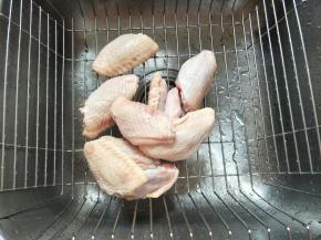 鸡翅中洗净沥水，用牙签在表面刺几个小孔方便入味