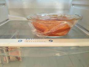 包住保鲜膜放冰箱腌制一夜