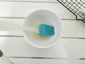 蜂蜜和少许水调成蜂蜜水