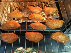 鸡翅两面刷上蜂蜜水