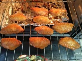 鸡翅两面刷上蜂蜜水