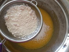 筛入低粉搅拌均匀，不要画圈搅拌，Z字形搅拌，避免蛋黄糊出筋