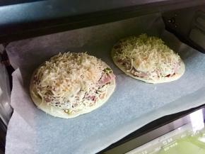 把飞饼放入预热好的烤箱，200度烤20分钟，根据自家烤箱脾气调整温度和时间哦。