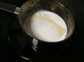 放入纯牛奶隔热水融化