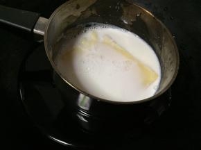 放入纯牛奶隔热水融化