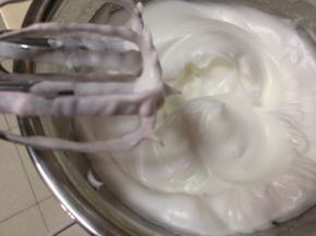 继续高速打发至硬性发泡，拉起打蛋头有直立的尖角状