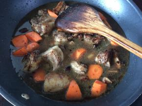 倒入锅中大火烧开后转小火慢炖1.5小时