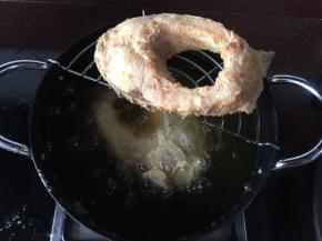 然后放在铁锅架上